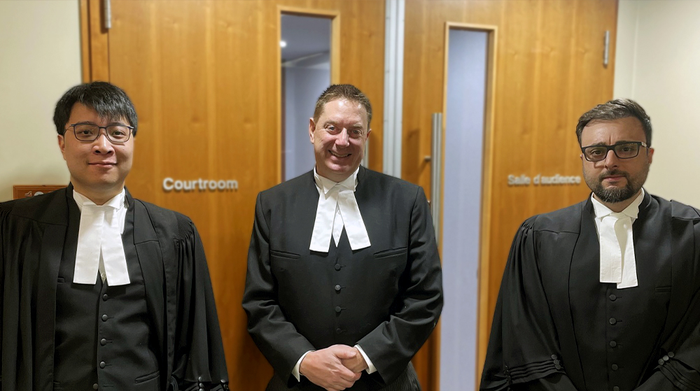 Les avocats Darren Leung, James Manson et Andre Memauri devant la salle d'audience (Crédit photo : Luke Neilson)