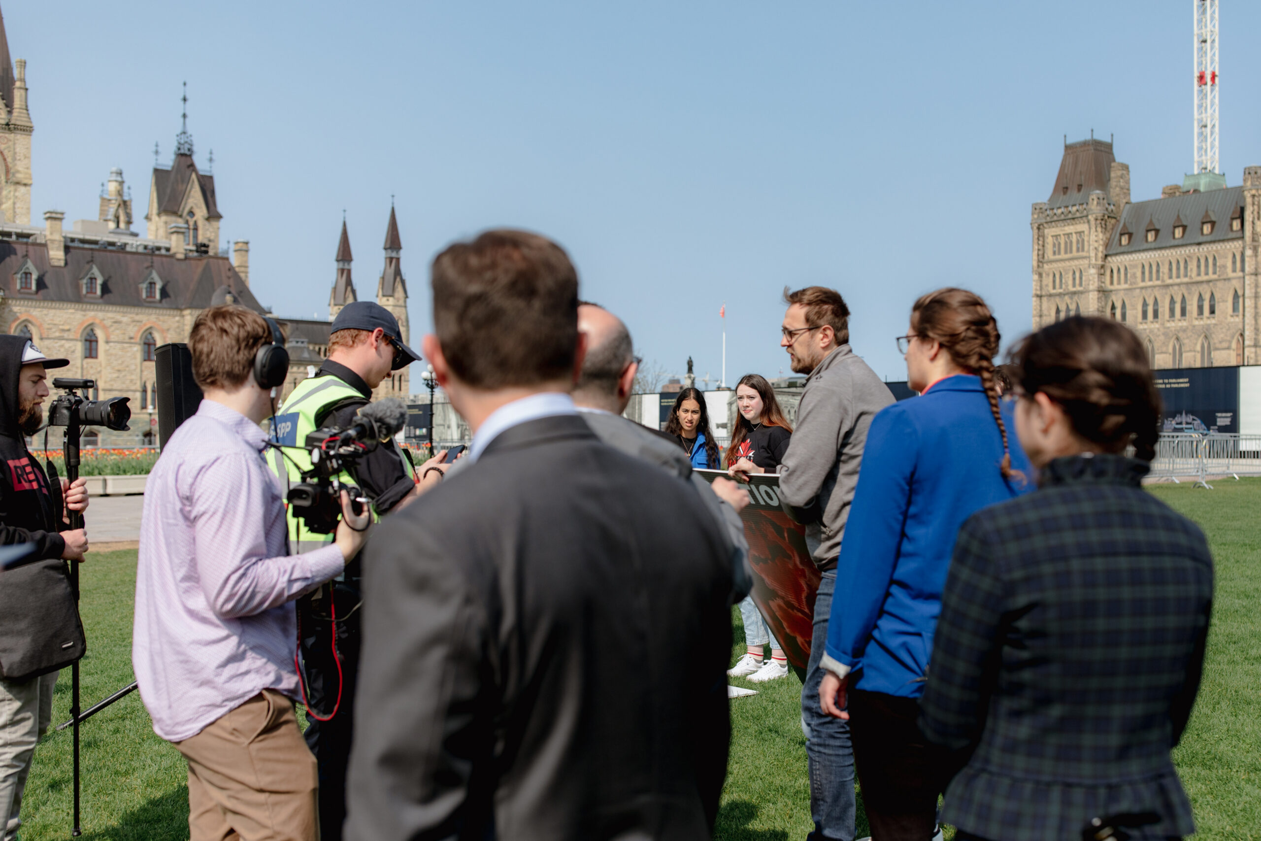 Hearing set in constitutional challenge over Parliament Hill censorship of protest signs thumbnail