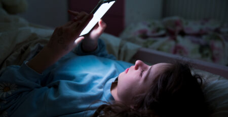 Children online (Courtesy of Suzi Media)